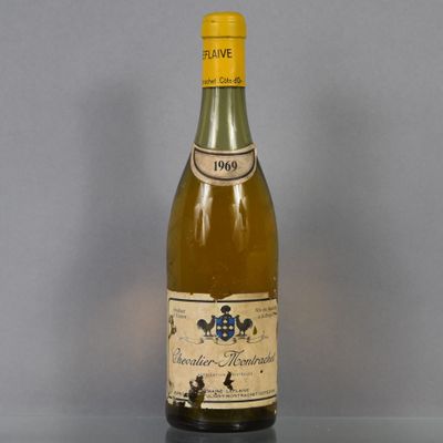 une bouteille de vin posée sur une table