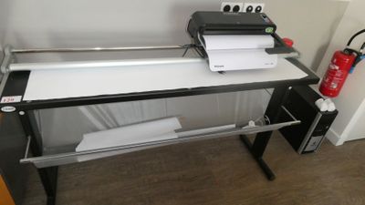une photo d'un bureau sur lequel se trouve une imprimante