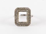 un gros plan d'une bague sertie d'un diamant de forme carrée