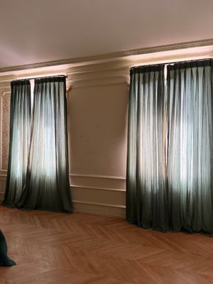 une grande pièce avec un lit et des rideaux