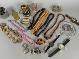 de nombreux types de bijoux sur la table