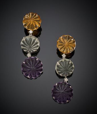 une paire de boucles d'oreilles en amethorate, en amethorate et en amethorate