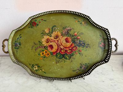 un plateau avec des fleurs posé sur une table