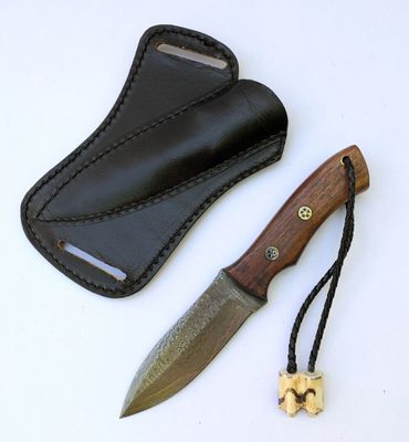 un couteau posé à côté d'un étui en cuir