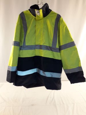 une veste jaune et noire suspendue à un cintre