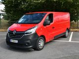une camionnette rouge garée sur un parking