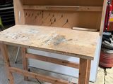 un établi avec un plan de travail en bois dans un garage