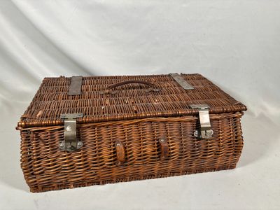 une vieille boîte en osier munie d'une poignée, sur fond blanc