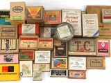 un grand nombre de boîtes posées sur une table