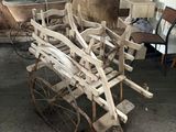 une pile de chaises en bois posées dans une pièce
