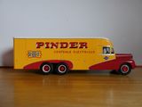 un camion miniature posé sur un parquet