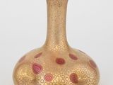 vase doré orné de motifs rouges et roses