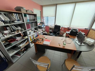 une pièce équipée d'un bureau, de chaises et d'un ordinateur posé dessus