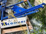 un tas d'engins de chantier bleus posés contre le mur d'un immeuble