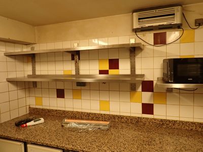 un micro-ondes et un four à micro-ondes dans une petite cuisine