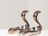 une paire de sculptures métalliques représentant deux oiseaux sur une surface blanche