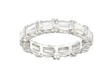 un gros plan sur une bague en or blanc sertie de diamants taille baguette