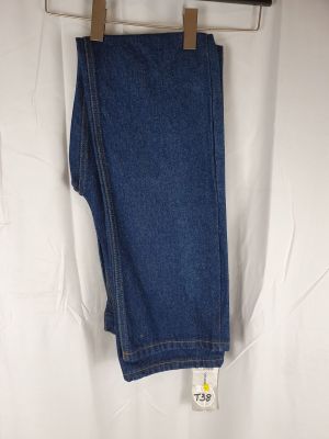 un pantalon en jean suspendu à un portant posé sur un drap blanc