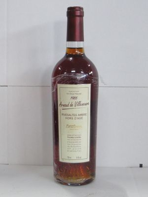 une bouteille de vin posée sur une table