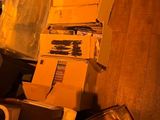 une pile de cartons posée par terre à côté d'un téléviseur