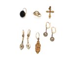 plusieurs paires de boucles d'oreilles en or et en argent posées sur un fond blanc