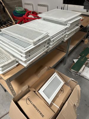 beaucoup de cartons et un ordinateur portable posés sur une table