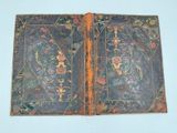 un vieux livre sur lequel figure l'image d'un oiseau et de fleurs