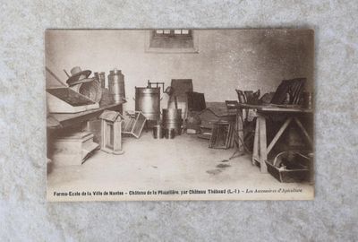 une vieille photo d'une pièce où se trouvent de nombreux objets