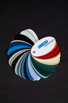 une image représentant un disque multicolore avec un disque blanc au centre