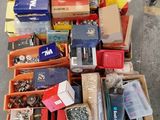 de nombreuses boîtes contenant divers objets éparpillées sur le sol