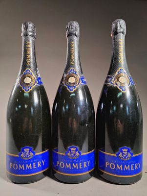 trois bouteilles de champagne sont alignées sur une table