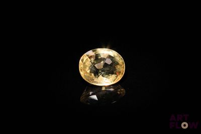 un saphir jaune sur un fond noir