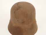 un petit objet marron sur une surface blanche