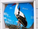 une horloge sur laquelle est représentée une cigogne