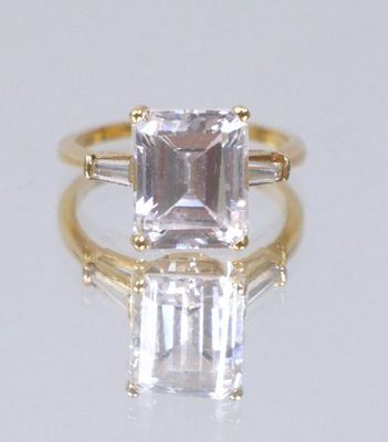 une photo d'une bague en diamant sertie d'un diamant taille baguette