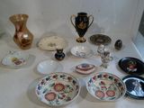 une table sur laquelle sont disposés de nombreux plats et vases différents