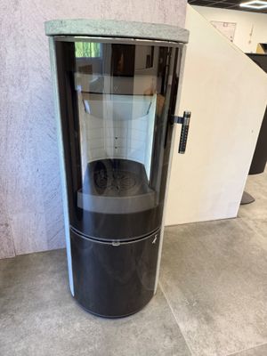 une photo d'une vitrine en verre dans laquelle se trouve un chat