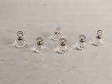 un lot de cinq perles en verre transparent munies d'œillets en argent