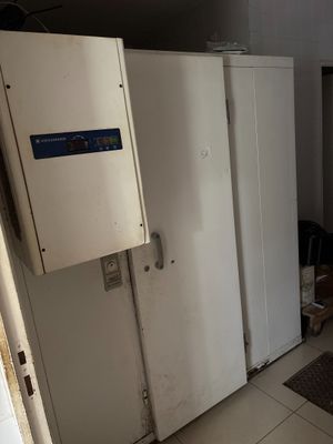 un réfrigérateur dans un coin d'une pièce dont la porte est ouverte