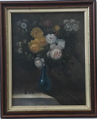 une peinture de fleurs dans un vase bleu sur une table