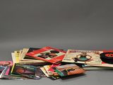 une pile de livres posée sur une table, à côté d'un disque vinyle