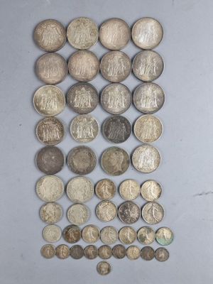plusieurs pièces de monnaie sont disposées en ligne sur une surface blanche