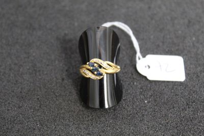 un anneau posé sur un objet noir