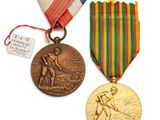 deux médailles et une médaille avec un ruban sur fond blanc