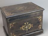 une boîte ancienne en bois dont le couvercle est orné d'un motif floral