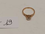 Gros plan sur une bague en or ornée d'un diamant