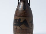 un vase orné d'un motif posé sur une table