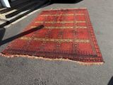 tapis posé par terre devant une voiture