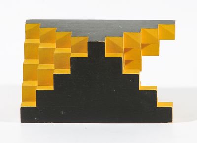 une image représentant une sculpture noire et jaune posée sur une surface blanche