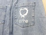 pantalon en jean avec un cœur et le mot « ohe » à l'arrière